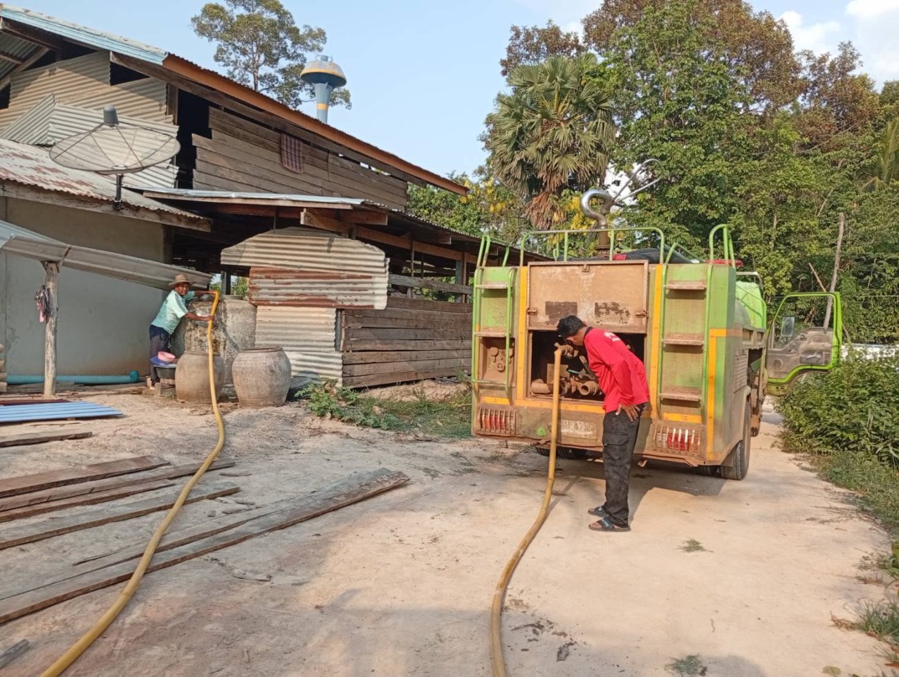 งานป้องกันและบรรเทาสาธารณภัย สำนักปลัดอบต.ส่งน้ำให้ประชาชนที่ได้รับความเดือดร้อนขาดแคลนน้ำใช้ในช่วงฤดูแล้ง ในพื้นทึ่ตำบลโดมประดิษฐ์