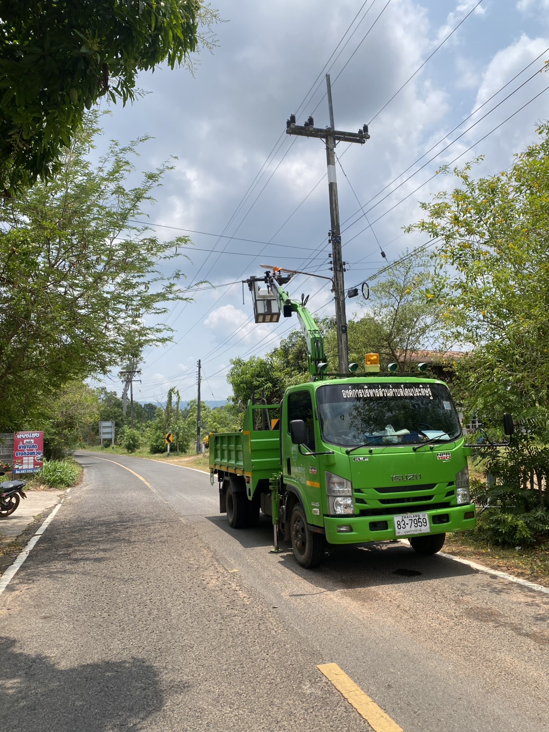เจ้าหน้าที่กองช่างออกซ่อมแซมระบบไฟฟ้าส่องสว่างภายในหมู่บ้าน บ้านหนองขอนพัฒนา หมู่ที่ 21