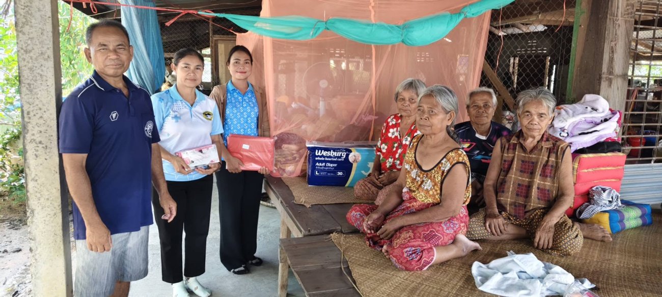 เจ้าหน้าที่บริบาลท้องถิ่น งานสาธารณสุข สำนักปลัดอบต.เยี่ยมให้กำลังใจให้คำแนะนำผู้ดูแลและมอบของใช้จำเป็นให้กับผู้ป่วยติดเตียง บ้านโนนสูง หมู่ที่ 3