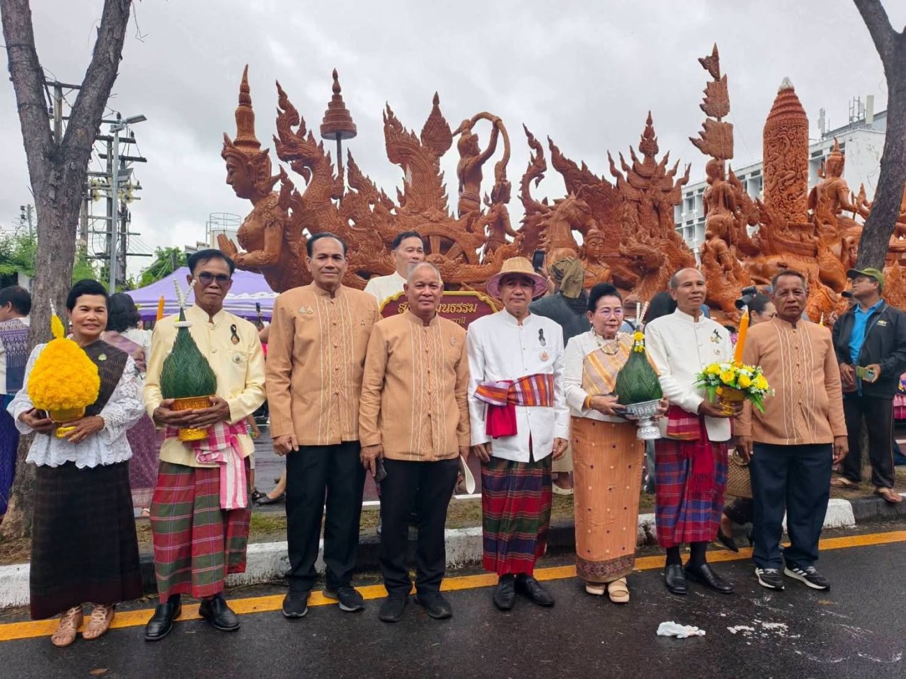 ขบวนแห่เทียนพรรษาและการแสดงของคณะนางรำของอำเภอน้ำยืน
