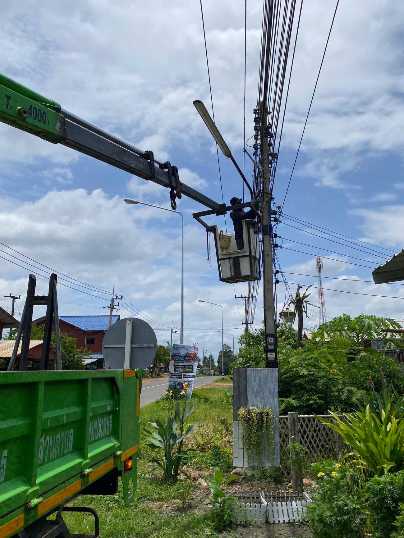 กองช่างอบต.โดมประดิษฐ์ ดำเนินการซ่อมแซมไฟฟ้าส่องสว่างภายในหมู่บ้าน บ้านโพนทอง หมู่ที่ 9