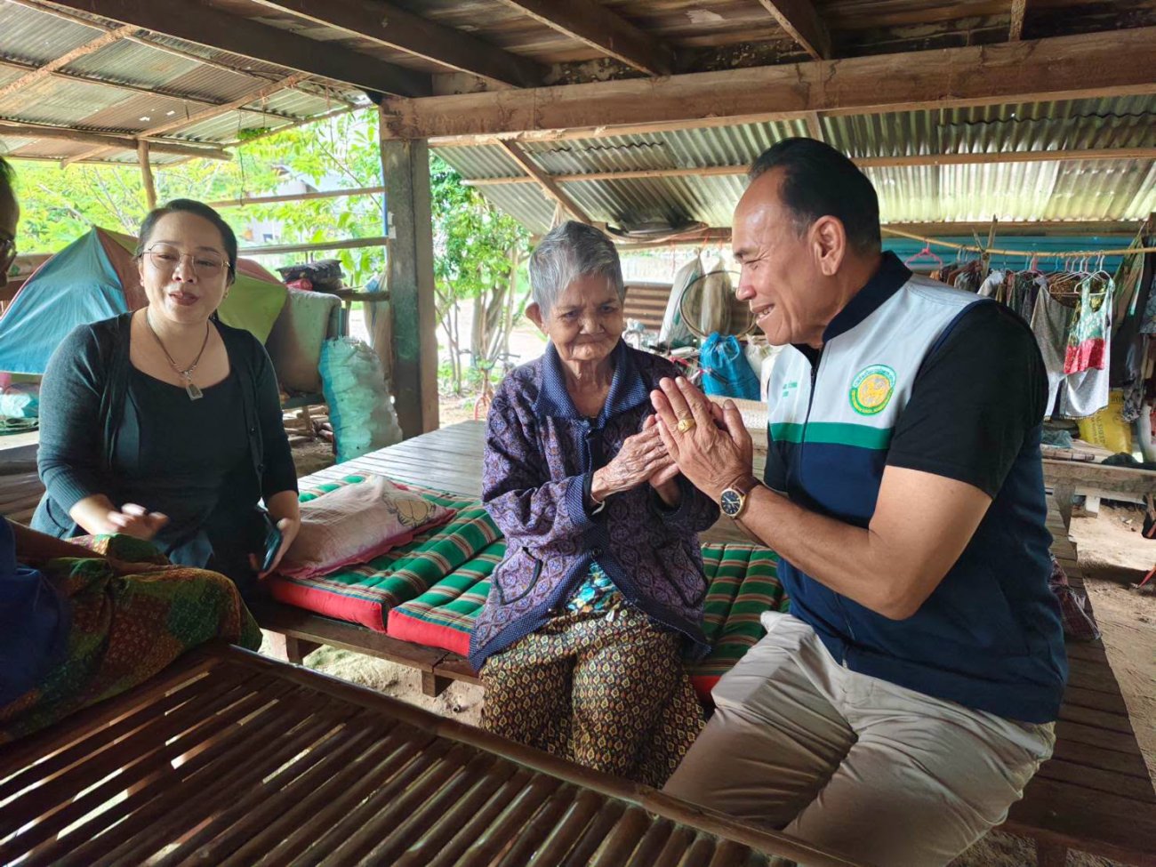 งานสาธารณสุขและสิ่งแวดล้อม สำนักปลัดอบต. ออกเยี่ยมและมอบวัสดุทางการแพทย์ให้ผู้ป่วยที่มีภาวะพึ่งพิง